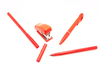 Reds a stapler, the handle and a felt-tip pen