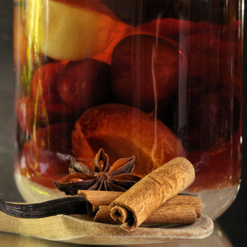 Fr&uuml;chte in Alkohol mit Gew&uuml;rzen