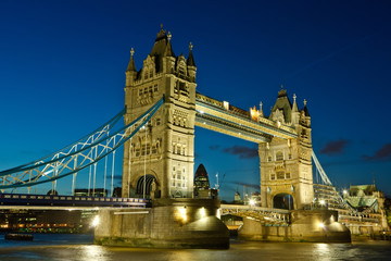 Fototapeta na wymiar Tower Bridge w nocy, Londyn, UK