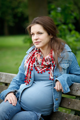 Obraz premium Beautiful pregnant woman in the park