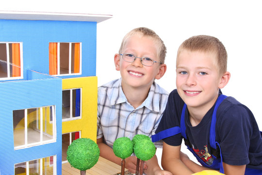 Kids with architekts model