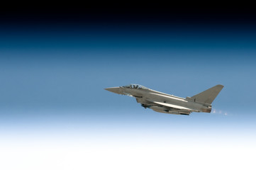 Fototapeta na wymiar wojskowy myśliwiec w gradientu błękitne niebo