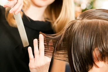 Selbstklebende Fototapete Friseur Mann beim Friseur