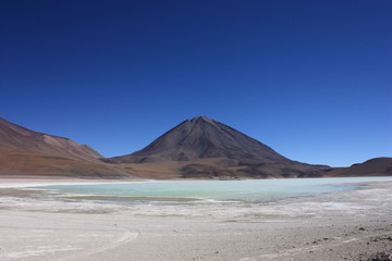 Laguna Verde y volc&aacute;n Licancabur
