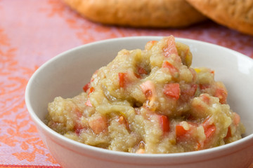 Auberginencreme mit Tomaten