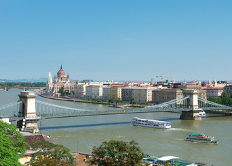 Fototapeta na wymiar Budapeszt, Most Łańcuchowy z łodzi