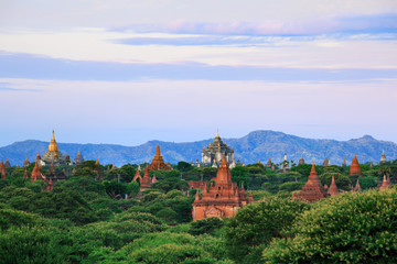 Fototapeta na wymiar Świątynie Bagan na wschodzie słońca, Bagan, Myanmar