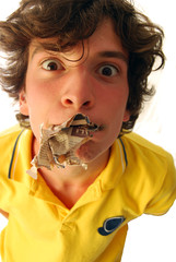 Un ragazzo mangia un giornale