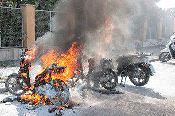 scooter in fiamme