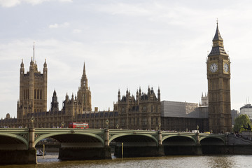 Fototapeta na wymiar buses crossing London Bridge in front of houses of Parliament