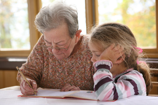 OMA UND KIND BEIM LERNEN