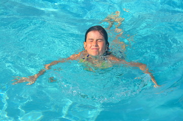 Kinder im Swimmingpool