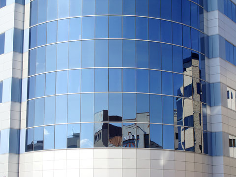 Reflejos en edificio acristalado