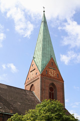 Fototapeta na wymiar Nikolai Kościół w Kilonii przez stary rynek