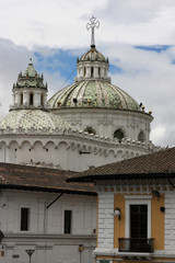 Fototapeta na wymiar Domes dans le ciel de Quito (horizontal)
