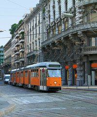 Fototapeta na wymiar Ulica Mediolan z pomarańczowym tramwajem