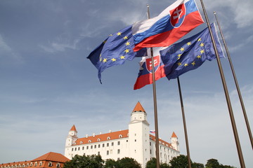 drapeaux  et château