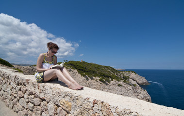Frau auf der mauer sitzend 2
