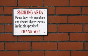 Fototapeta na wymiar Smoking area sign