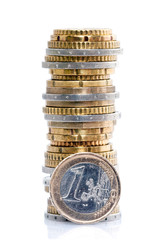 PIèce de 1 euro devant une pile de monnaie