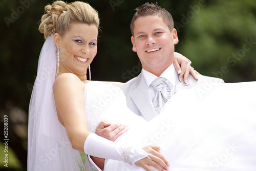 "F&J, Hochzeit im Park, Mann trägt seine Frau" Stockfotos ...