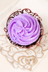 Fototapeta premium cupcake with lavender top in festive wrap on beige