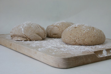 Germteig auf einem Holzbrett