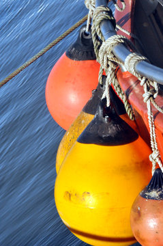 Die Kugelfender und Ankerbojen an der Reling, Bootsfender am Schiff sch&uuml;tzen vor Kratzern und Schleifspuren.