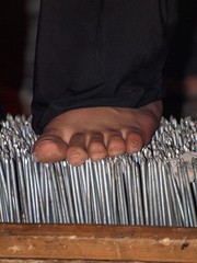 Fuss auf Nagelbrett