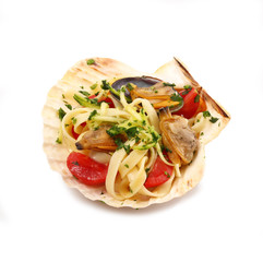 fettuccine con pomodoro e vongole in conchiglia in fondo bianco