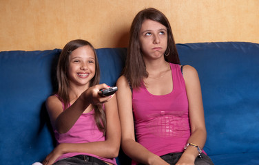 deux soeurs qui regardent la télévision