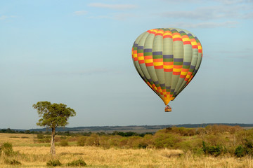 Fototapeta na wymiar Balon na ogrzane powietrze