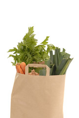 sac en papier kraft , plein de légumes