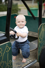 Baby fährt Spielzeugauto