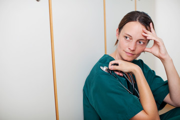 nachdenkliche ärztin im krankenhaus