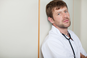arzt mit ernstem blick