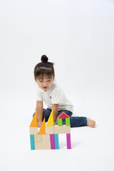 積み木で遊ぶ女の子