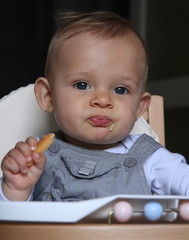 Fils qui mange
