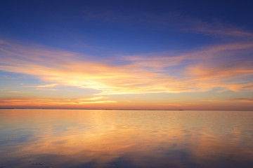 Fototapeta na wymiar Piękny czerwony zachód słońca nad oceanem