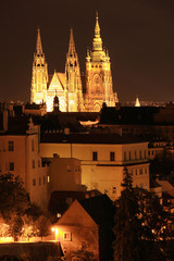 Fototapeta na wymiar Zobacz na Pradze gotyckiego zamku w nocy