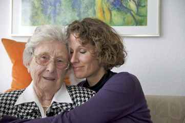 Ältere Dame mit Enkelin