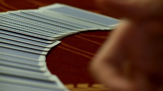 Kartentrick. Spielkarten