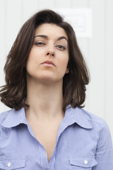visage de jeune femme hautaine déterminée