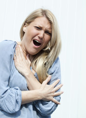 jeune femme en souffrance cri de douleur
