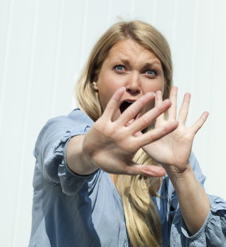 jeune femme geste de frayeur