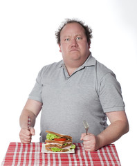 homme obèse fier mangeant un sandwich