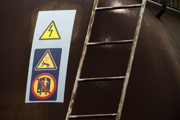 Warnschilder an einem G&uuml;terwagen