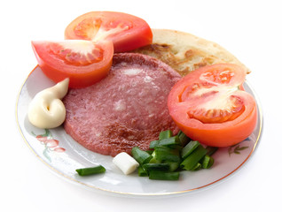 Колбаса с овощами.