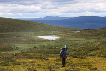 Fototapeta na wymiar Turystyka Backpacker w górach malejąco wzgórze