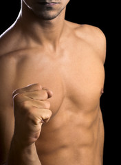 Corpo nudo con pugno chiuso